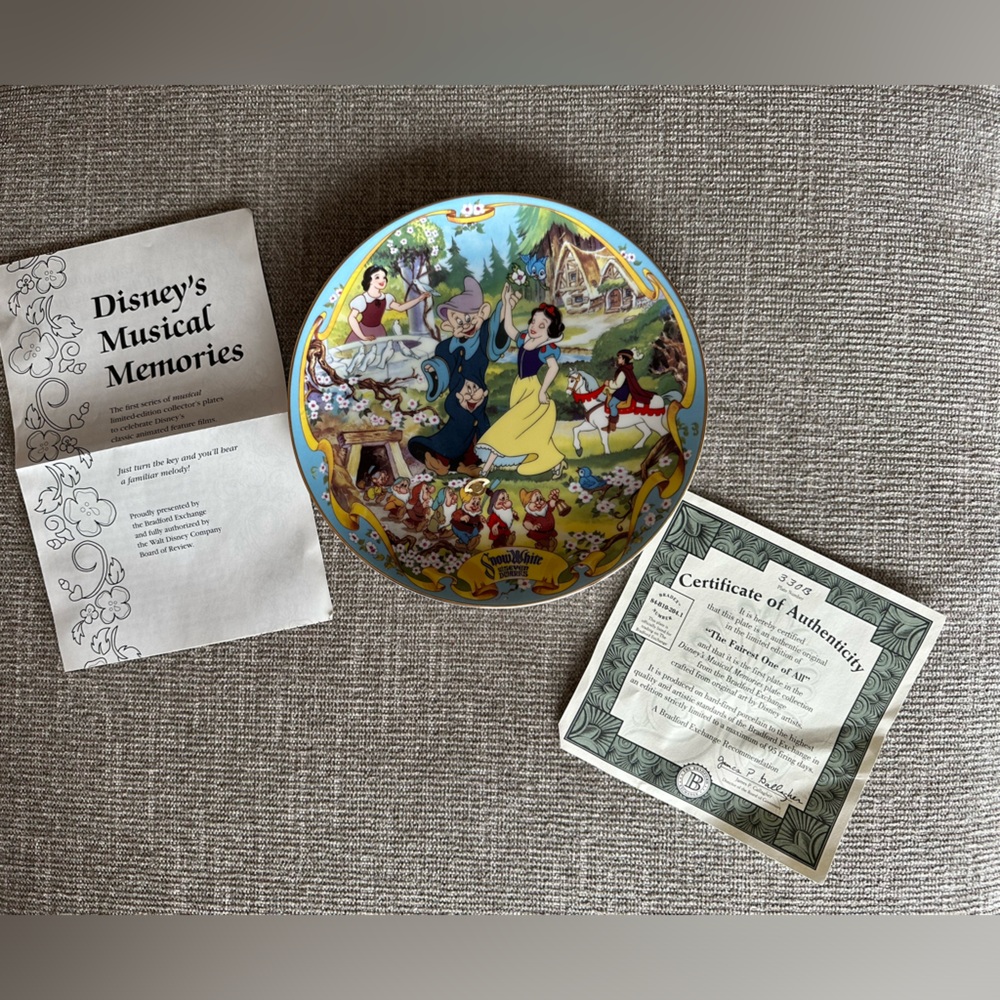 Disney Musical Memories Snow White and the Seven Dwarfs singing plate